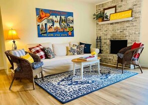 Smart TV, fireplace, books, music library - Cozy DFW Duplex, central location, kids, pets (North Richland Hills)