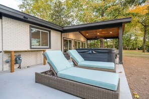 Terrace/patio - Luxury Lakefront Escape, Beach Volleyball, Kayaks, Fire Pit Hot Tub & Game Room! (Hot Springs)