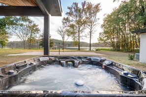 Outdoor spa tub - Luxury Lakefront Escape, Beach Volleyball, Kayaks, Fire Pit Hot Tub & Game Room! (Hot Springs)