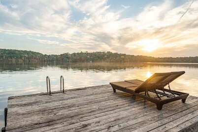 Luxury Lakefront Escape, Beach Volleyball, Kayaks, Fire Pit Hot Tub & Game Room!