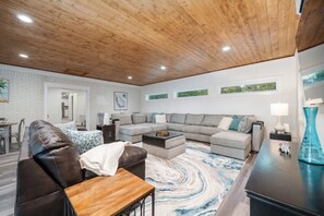 スマートテレビ、テレビゲーム、テーブルサッカー台