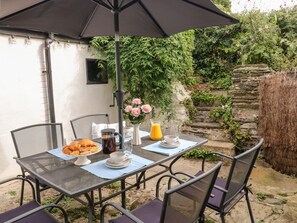 Outdoor dining - Alexander's Cottage (Kingsbridge)