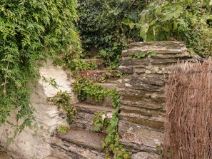 Property grounds - Alexander's Cottage (Kingsbridge)