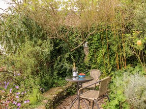 Outdoor dining - Alexander's Cottage (Kingsbridge)