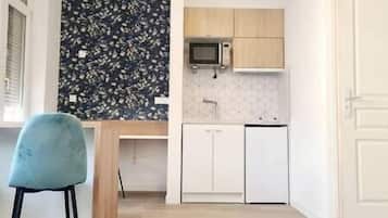 Refrigerador, microondas, horno y cafetera y tetera