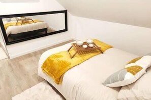 1 bedroom, travel cot, WiFi - Charme, Détente Sous les Étoiles (Cambrai)