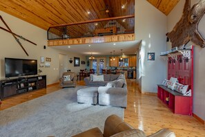 Smart TV, fireplace, table football - Hot tub, Gorgeous Cabin, Close to Lake! (Pagosa Springs)