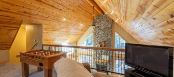 Hot tub, Gorgeous Cabin, Close to Lake!
