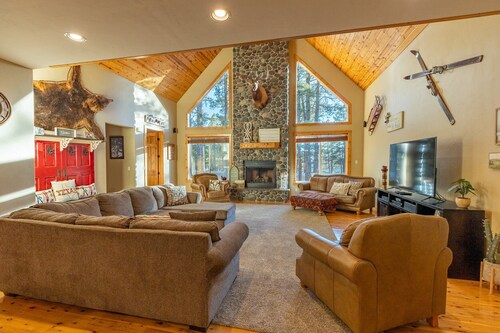 Hot tub, Gorgeous Cabin, Close to Lake!