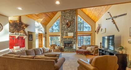 Hot tub, Gorgeous Cabin, Close to Lake!