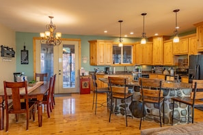 Dining - Hot tub, Gorgeous Cabin, Close to Lake! (Pagosa Springs)