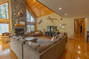 Smart TV, fireplace, table football - Hot tub, Gorgeous Cabin, Close to Lake! (Pagosa Springs)