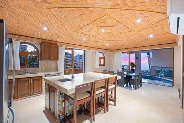 Refrigerador, microondas, horno y cafetera y tetera