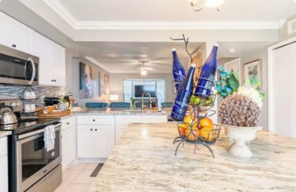 The Soho Experience Cozy, Chic Townhome w/private Courtyard, Walk to Everything!