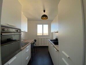 Kühlschrank, Mikrowelle, Ofen, Geschirrspüler