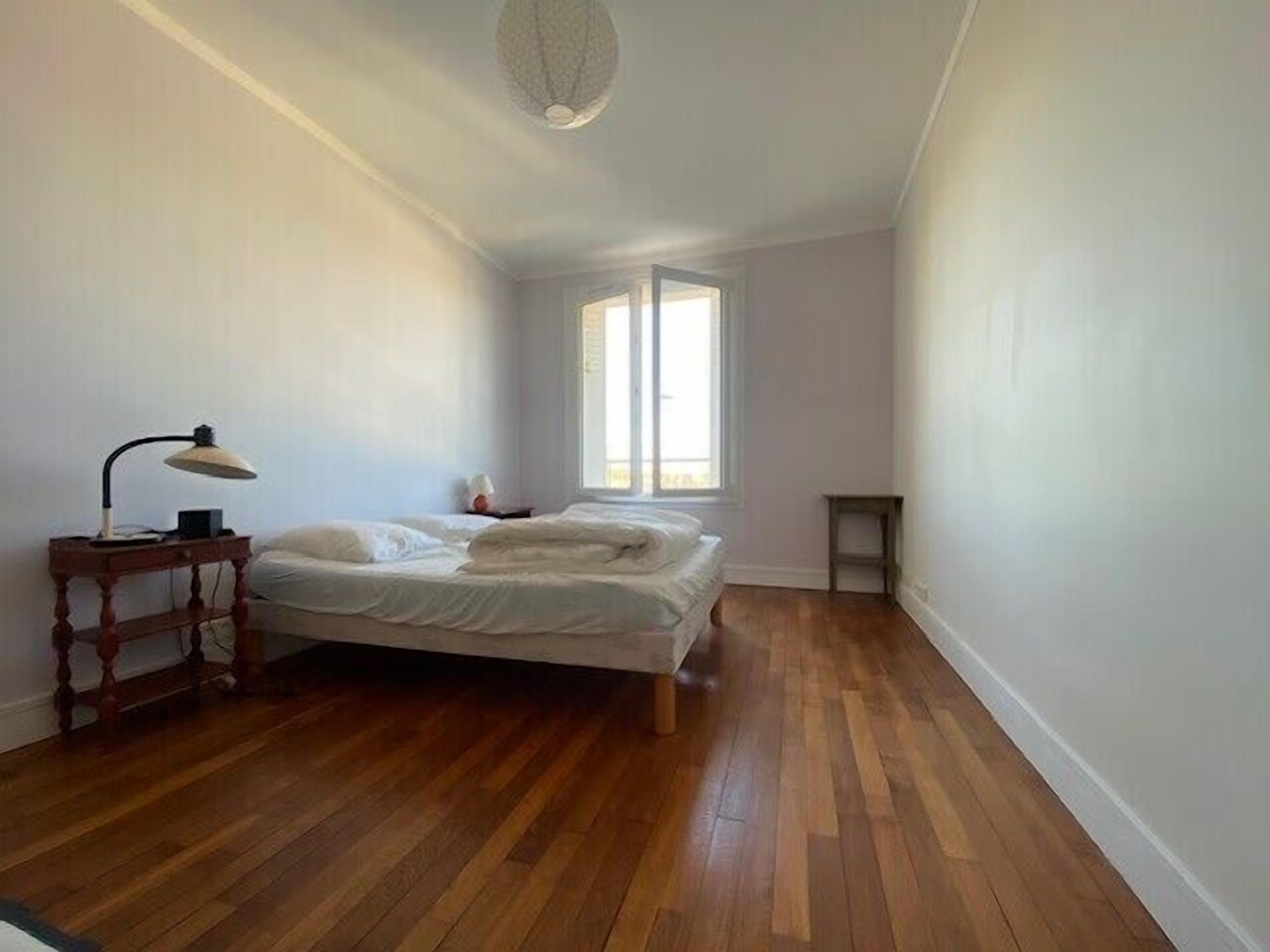 2 bedrooms, desk, iron/ironing board, WiFi