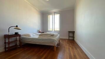 2 bedrooms, desk, iron/ironing board, WiFi