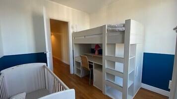 2 habitaciones, escritorio, tabla de planchar con plancha y wifi