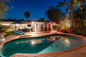 Utomhuspool, parasoller och solstolar