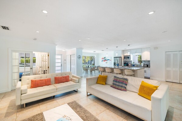 Exklusivt hus | Vardagsrum | 50-tums smart-tv med satellitkanaler