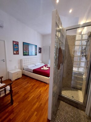 Shower, hair dryer, bidet, towels