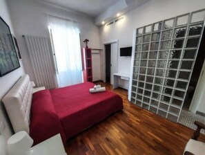 1 habitación, escritorio, tabla de planchar con plancha y wifi gratis 