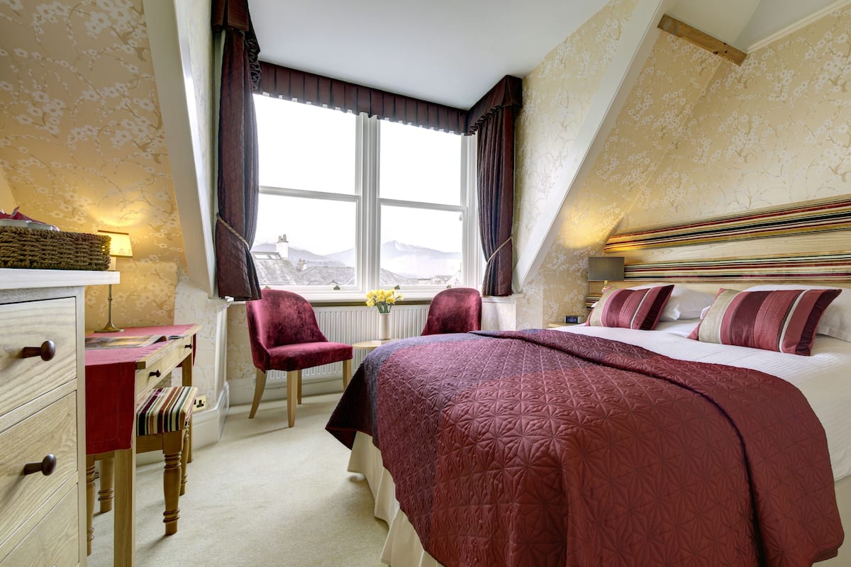 Panorama kamer, 1 twee- of 2 eenpersoonsbedden | 1 slaapkamer, luxe beddengoed, een bureau, gratis wifi