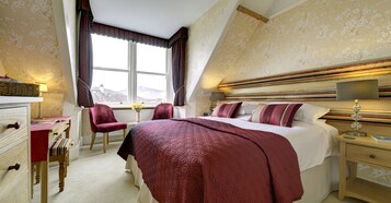 全景双人房或双床房 | 高档床上用品、办公桌、免费 WiFi