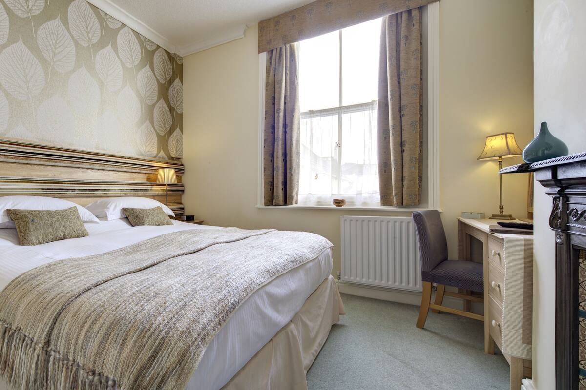 غرفة مزدوجة أو بسريرين منفصلين | أغطية فراش متميزة ومكتب وواي فاي مجانًا