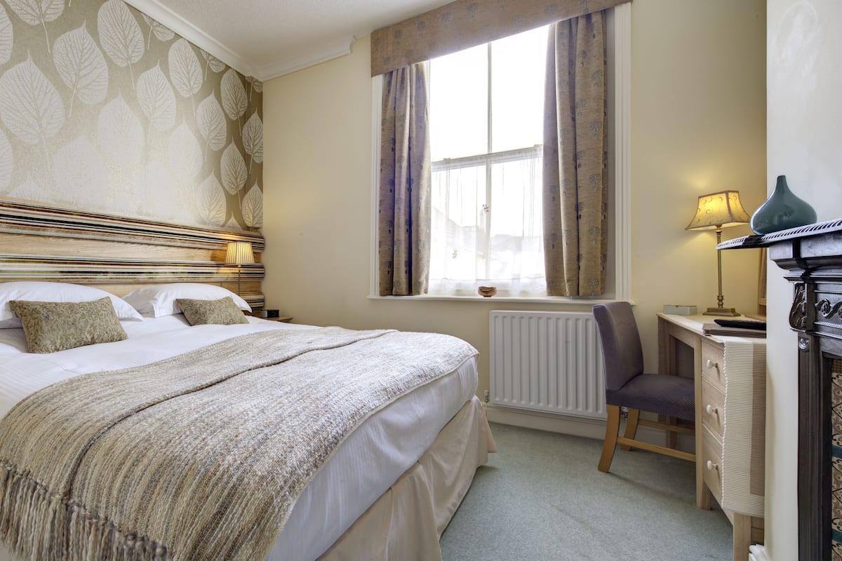 Kamer, 1 twee- of 2 eenpersoonsbedden | 1 slaapkamer, luxe beddengoed, een bureau, gratis wifi
