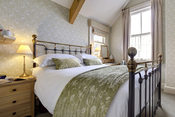 1 bedroom, premium bedding, desk, free WiFi