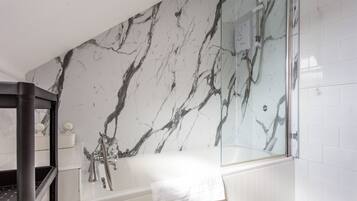 Classic House | Bathroom | Combined shower/tub, hair dryer, towels