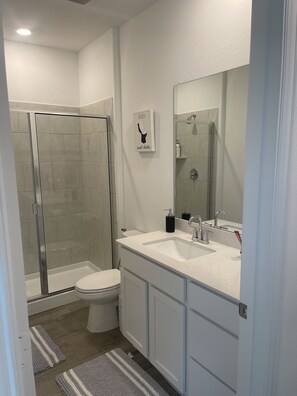 Towels, soap, toilet paper - Feel at home on our cozy guest suite 5 minutes to the heart of Princeton, Tx (Princeton)