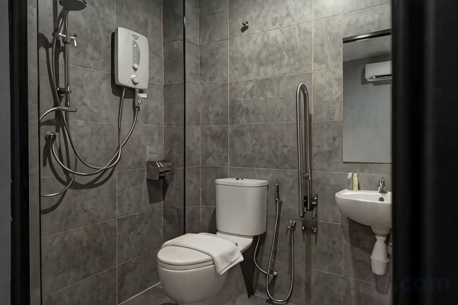 مستلزمات مجانية للعناية الشخصية، مراحيض شطف