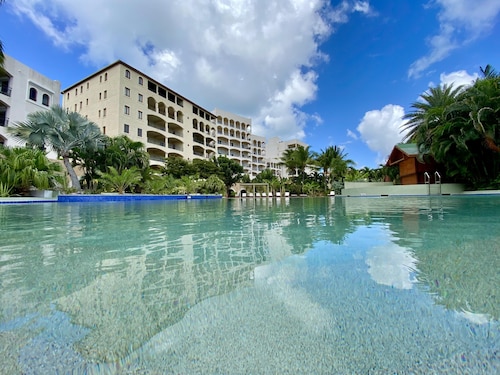 2-bed Designer Apartment Sleeps 4, Resort Pool