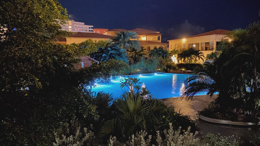 2-bed Designer Apartment Sleeps 6 With Pool