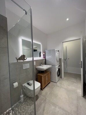 Amenidades de baño gratuitas, secadora de cabello, toallas, jabón 