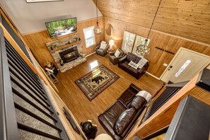 Een smart-tv, een open haard en boeken