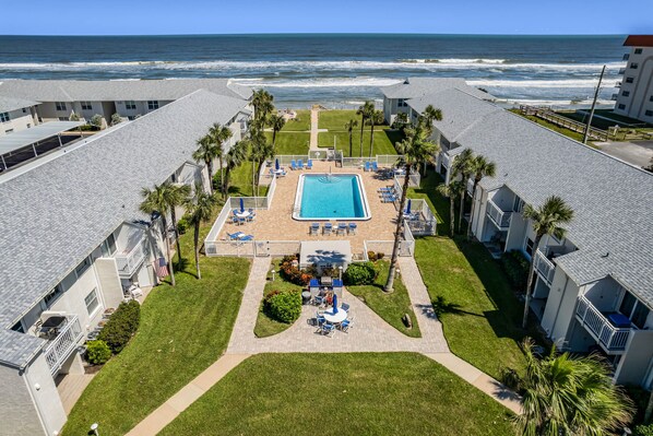 Una piscina al aire libre, una piscina climatizada