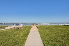 Ubicación a pie de playa, tumbonas y toallas de playa