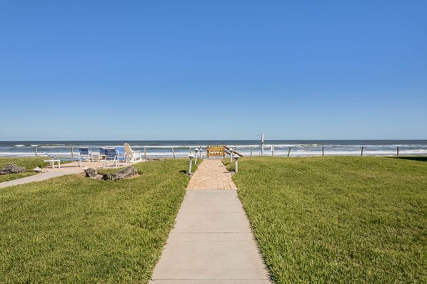 På stranden, solstolar och strandhanddukar