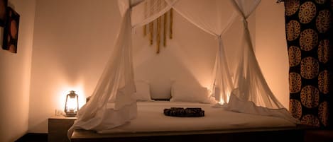 Habitación básica doble | Decoración individual y espacio para trabajar con un portátil