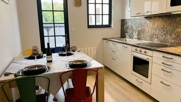 Refrigerador, microondas, horno, placa de cocina