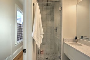 Douche, sèche-cheveux, serviettes fournies
