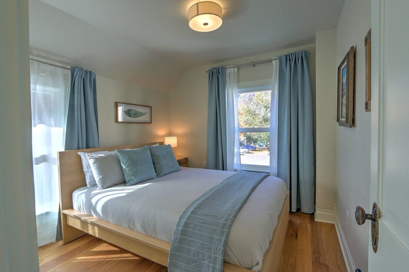 4 bedrooms, desk, iron/ironing board, WiFi