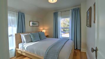 4 bedrooms, desk, iron/ironing board, WiFi