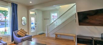 Renovated Victorian w/in Dwntwn Core, Walk to Pool