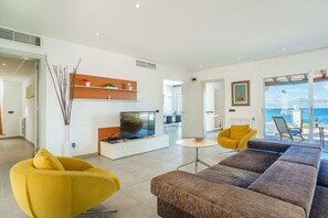 TV - Miramar Manresa in front of the sea with swimming pool for 8 people in Alcudia (Alcúdia)