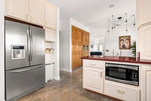 Wasserkocher mit Kaffee-/Teezubehör, Kühlschrank, Mikrowelle, Ofen