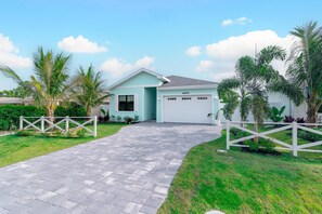 Exterior - Welcome to "The Endless Summer House"! (Naples)